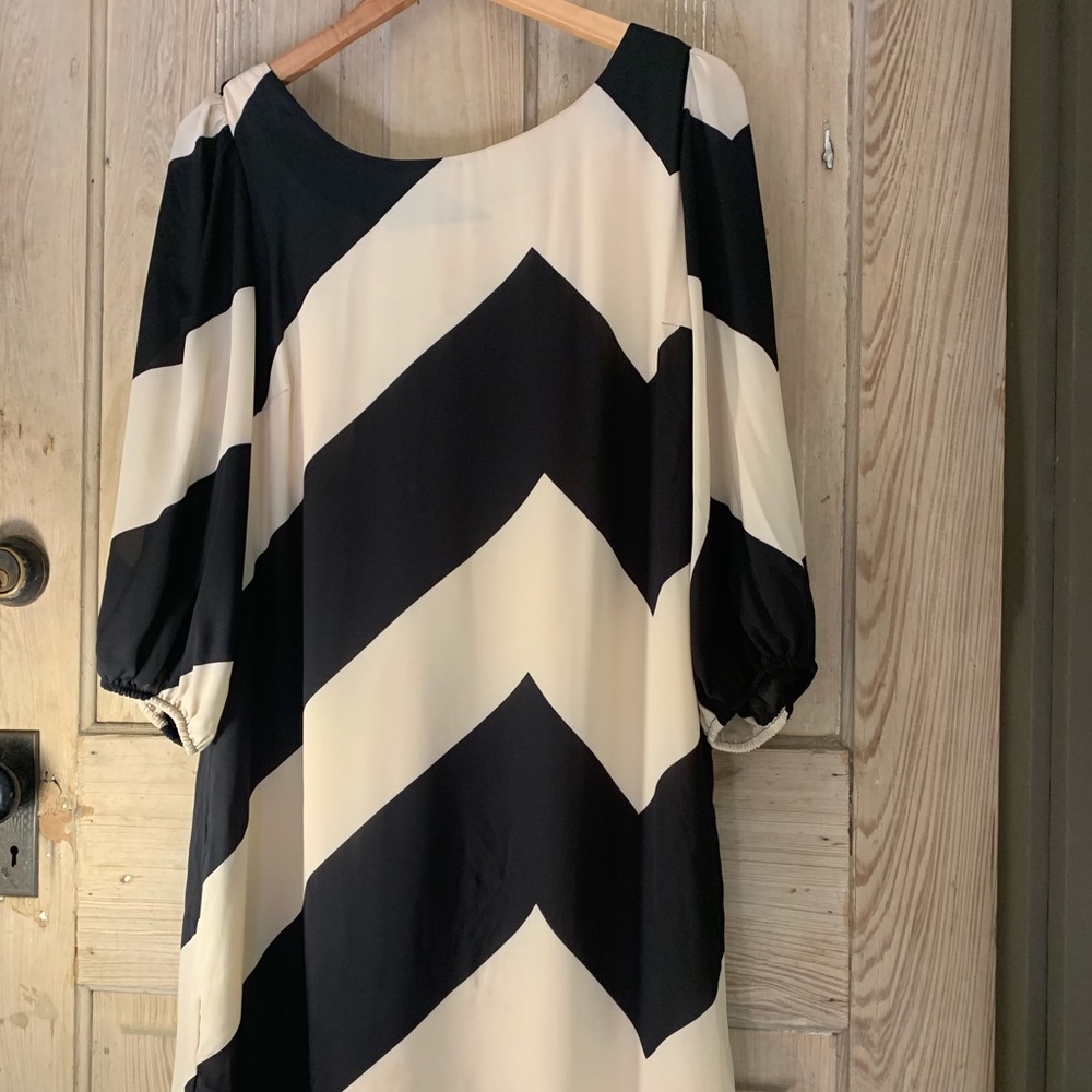 Super cute wide chevron dress!